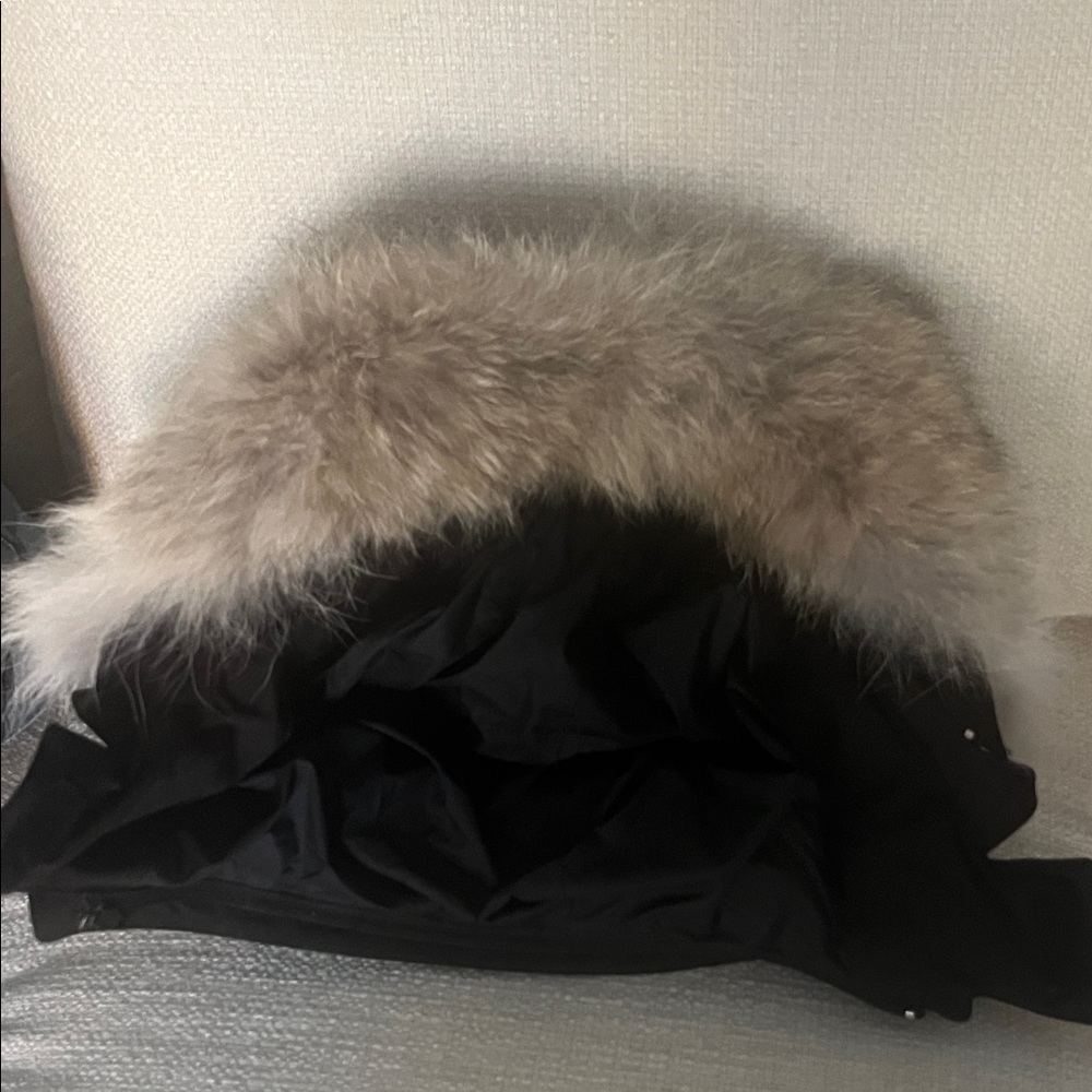 Canada Goose Women’s Dark Jacket - Picture 12 of 16